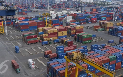 Aktivitas bongkar muat peti kemas di JICT Tanjung Priok, Jakarta, Selasa (18/10). Penurunan impor yang lebih dalam dibandingkan ekspor menyebabkan surplus neraca dagang pada September 2016 mencapai US$ 1,22 miliar. (Liputan6.com/Angga Yuniar)