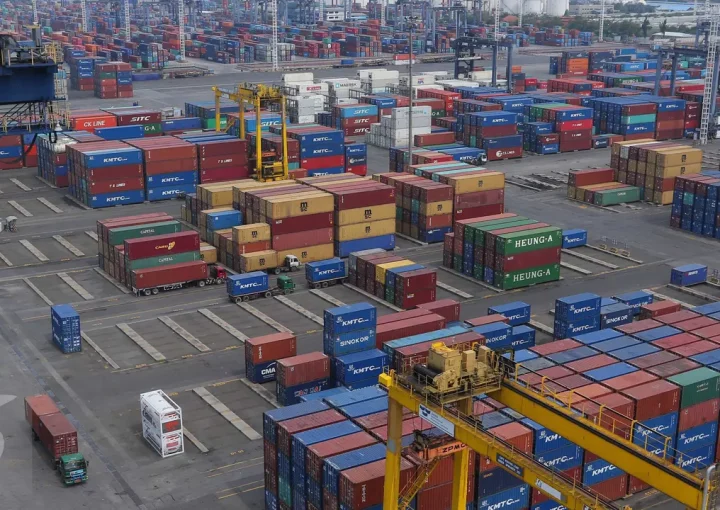 Aktivitas bongkar muat peti kemas di JICT Tanjung Priok, Jakarta, Selasa (18/10). Penurunan impor yang lebih dalam dibandingkan ekspor menyebabkan surplus neraca dagang pada September 2016 mencapai US$ 1,22 miliar. (Liputan6.com/Angga Yuniar)