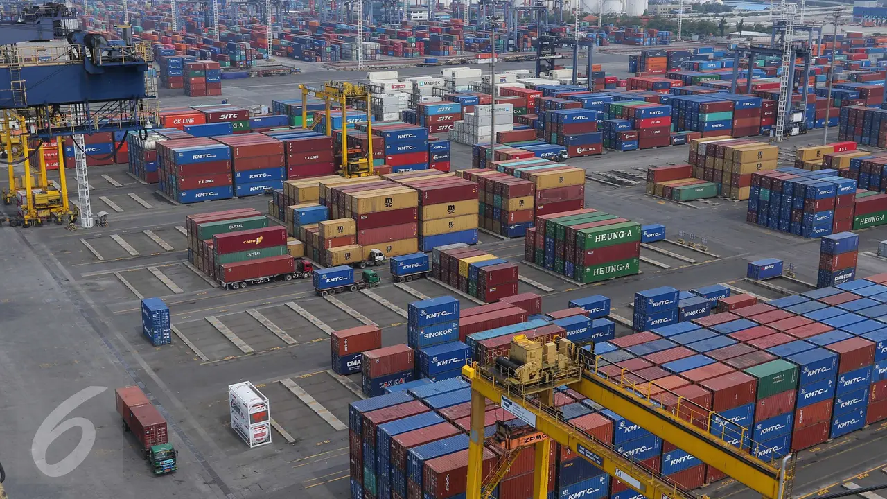 Aktivitas bongkar muat peti kemas di JICT Tanjung Priok, Jakarta, Selasa (18/10). Penurunan impor yang lebih dalam dibandingkan ekspor menyebabkan surplus neraca dagang pada September 2016 mencapai US$ 1,22 miliar. (Liputan6.com/Angga Yuniar)